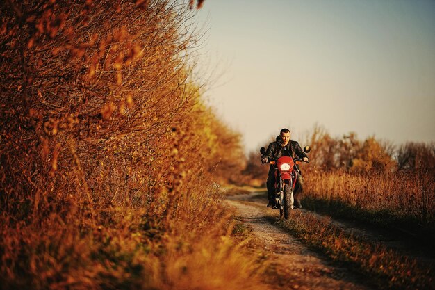 Przewodnik po malowniczych trasach motocyklowych w rejonie Bieszczad